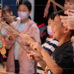 『趣味的操偶體驗(yàn)』，一動(dòng)一停，喚起生命力，特別安排至後臺(tái)，吸引大朋友小朋友一探究竟，以皮為底，以桿為骨，一敲一鑿製成戲偶。