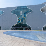 臺(tái)中國家歌劇院由日本建築大師『伊東豊雄』設(shè)計(jì)，透過「曲牆工法」的設(shè)計(jì)概念構(gòu)成，整棟建築零直角、無樑無柱，是世界獨(dú)一無二的涵洞建築。