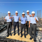 位於臺(tái)中東區(qū)【築森鄰】順利迎來(lái)上樑典禮，新業(yè)建設(shè)名譽(yù)董事長(zhǎng)穆椿松先生（圖左二）、卓勝隆董事長(zhǎng)（圖右三）、簡(jiǎn)福榮總經(jīng)理（圖左一）、邱正光副總經(jīng)理（圖右一）一同蒞臨現(xiàn)場(chǎng)，祝福工程平安順利地完工。