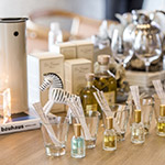 試香紙與小巧的精油一字排開，耐人尋味。