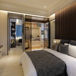 以透明層板取代厚重的拉門(mén)，讓更衣室的格局一併收納進(jìn)主臥室裡，另一側(cè)綠意是大自然的伸展臺(tái)，隨著季節(jié)呈現(xiàn)出不一樣的景致。從視野上，呈獻(xiàn)給主人更寬闊的禮遇！