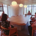 閱讀室裡，以活動(dòng)式椅面取代傳統(tǒng)坐椅的僵硬感，為每一次的乘坐，加入靈活性與活潑度，輕微的晃動(dòng)讓人聯(lián)想到在樹下盪鞦韆的時(shí)光。