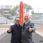 新業(yè)建設(shè)-創(chuàng)辦人 穆椿松(右)與董事長(zhǎng) 卓勝隆(左)，一同出席典禮，保佑往後施工過(guò)程平安，奠基順利！