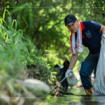 第一次走訪南勢(shì)溪，綠意盎然的景致彷彿進(jìn)入世外桃源，在溪流旁踩著石礫，撿拾這些被塵封已久，不可分解的塑料製品。