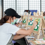 拿起畫筆，繪出想像，隨畫筆而下，層層疊出溫度，午後一抹微光灑下，用繪畫留住當(dāng)下美好片刻。