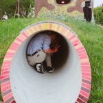 想進(jìn)入碉堡探險(xiǎn)，涵洞是唯一入口，總能喚起大人的童心，想跟著進(jìn)入高達(dá)二層樓的精靈碉堡一探究竟。