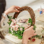 浪漫優(yōu)雅的粉色花色，其中以粉色繡球、迷你玫瑰最為不同，每款花材散發(fā)著淡雅的香氣，乾燥花作為花材，更可長期保存。