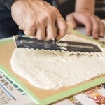 健康建材也可以很藝術(shù)！趁凝固前，將黏糊的珪藻塗料推開、抹平，並押上紋路，對新業(yè)家族來說是相當(dāng)新鮮的體驗！