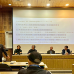 邀請(qǐng)臺(tái)灣建築典範(fàn)的建築師、產(chǎn)業(yè)領(lǐng)袖，共同展開一場(chǎng)「從設(shè)計(jì)到產(chǎn)業(yè)、從開發(fā)到生活」的跨界對(duì)話，將捷集團(tuán)-林莉婷執(zhí)行長(zhǎng)(左一)、半畝塘-江文淵建築師(左二)、新業(yè)建設(shè)-穆椿松建築師&創(chuàng)辦人(中)、開務(wù)建築-龔瑞琦建築師(右二)、元根建築工房-吳武易建築師(右一)。