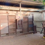 新業(yè)將端與景融合，透過格柵、窗櫺式書櫃等元素，巧手一揮成了洋溢書香的書席。斜影映下，您是否也看到3隻小貓玩耍其中？