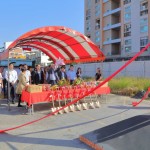 新業(yè)建設(shè)穆椿松名譽(yù)董事長（中）帶領(lǐng)新業(yè)團(tuán)隊，祈求保佑人員平安、工程順利。
