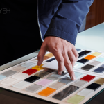 五顏六色的烤漆玻璃，依序排列、整齊劃一，看似廚具中的小小配角卻是訂調(diào)整體風格的靈魂。