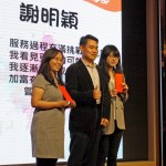 新業(yè)建設邱正光副總(中)化身張老師頒發(fā)獎學金給學生，也希望未來有更多有志之士加入張老師的行列，將自己的專業(yè)與熱情回饋給更多需要幫助的民眾。