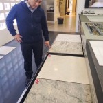 設(shè)置於地面的建材，以指掌輕撫過，切身感受細膩的觸感，並從自然的紋路中覺察：什麼底色、光澤，可與廚具化為和諧的一致性。