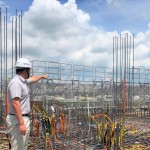 建築就像小孩逐漸長大成人，工地主任與職人師傅就像盡責的保母，每天瞻前顧後、指導，呵護長大。