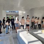 接待大廳延續(xù)弧形立柱的風(fēng)格，以白色大理石砌成方中帶圓的空間格局，融合為一景。白底灰紋的大理石，與嵌入式座椅相映成趣，注入東道主宴客的巧思與溫度。－【新業(yè)觀峰】。