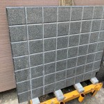 裁切後溝縫細(xì)節(jié)皆平整劃一的豆腐塊，對(duì)浴室淋浴間來說是不可少的排水及止滑關(guān)鍵！