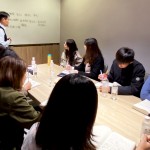 與專業(yè)能力一樣重要的，就是解決問題的能力，新業(yè)邱正光副總經(jīng)理（圖左一），不吝於教導(dǎo)新進(jìn)員工如何認(rèn)知問題並準(zhǔn)確地解決。