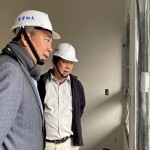 每一個(gè)專注討論的眼神，都力求建築更臻職人心中的標(biāo)準(zhǔn)。新業(yè)建設(shè)名譽(yù)董事長(zhǎng)穆椿松先生（圖左一）。