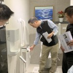 衛(wèi)生紙抽取的細(xì)節(jié)也不容錯(cuò)過，每人習(xí)慣的不同，衛(wèi)生紙架以捲筒式上方多加平臺(tái)型式，使用上多了選擇性及便利性。