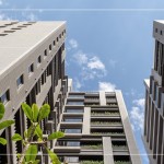 融入自然的建築內(nèi)涵，玻璃盒般的陽臺(tái)，恣意錯(cuò)層而上的花臺(tái)綠意，為生活帶來了四季。