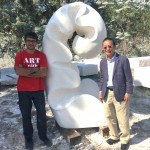 西班牙藝術家Nando Alvarez(左一)的作品「美術之道」。透過輕盈的流線、連續(xù)而蔓延的圓弧，說明美術之道在於時空相互的永恆對話。