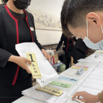 重要的會議表決牌，以雙手交付，預(yù)祝會議的順利和圓滿。