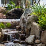 豐富綠樹、草花、水景層層將建築圍繞，就像是城市中的後花園一般，讓綠意填滿生活中，享受芬多精，感受森林療癒。