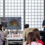 邀請(qǐng)旅美藝術(shù)家 #洄想藝術(shù)，帶領(lǐng)大家學(xué)習(xí)版畫的學(xué)問(wèn)，回顧版印藝術(shù)與民間年節(jié)的淵源，分享各項(xiàng)版印的製作方式與原理，為在場(chǎng)的家族們上了一堂藝術(shù)課。