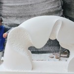 『時光之河』的靈感起源來自「水的變化」，因雕塑本身是固態(tài)不變的，以自然中無特定形狀的元素呈現(xiàn)，反映出動感的雕塑，使其中的對比更為強烈，有如凝固的動感一般。