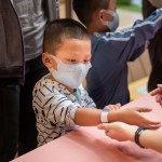 戴上入島手環(huán)，孩子們興奮又期待的等待416號列車啟程，冒險(xiǎn)之旅就要開始囉！