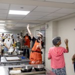 孩子們都是第一次體驗烘焙餅乾，師傅從倒入麵粉，加入各種材料開始教學，一一展示餅乾的製作流程，小朋友們摩拳擦掌、亳不急待地自己動手做做看。