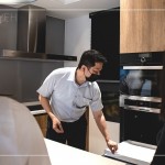 新進同仁化身來訪第一線的客戶，用心聆聽行銷部楊世偉經(jīng)理的分享，新業(yè)對於未來家人在生活空間流動上，設(shè)計規(guī)劃的細膩之處。