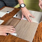 職人透過指尖觸摸面板，感受彩理、紋路、質(zhì)感，甚至韌度上的不同，感受每一分的精準(zhǔn)細(xì)節(jié)。