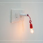 每一處的插座亮起橘光的小燈泡，代表著此處的通電正常，看著散發(fā)出橘色溫暖的光源，內(nèi)心也不由自主地跟著暖了起來(lái)。