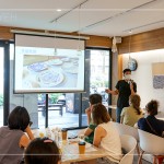 再度與手感職人 #京好手作 合作，分享青花瓷的歷史，始於中國唐朝，成熟於元朝，尤其以『景德鎮(zhèn)』為代表，於明朝瓷器成為主流。