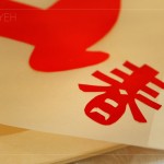 運(yùn)用剩餘的春聯(lián)紙，創(chuàng)意發(fā)展剪下一個(gè)「春」，是以滿滿的美好寓意，點(diǎn)綴燈籠作
品。