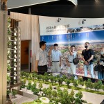 新業(yè)建設(shè)行銷部－楊世偉經(jīng)理（左一），與新進(jìn)員工分享臺中北屯十四期-大塊藏硯，在建築理念、空間規(guī)劃、減碳綠化上環(huán)環(huán)相扣，為住戶的未來居所層層把關(guān)。