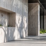 建築與工藝的相互交織，低調(diào)大器的優(yōu)雅，篩落光影，自然光線與陰影交織輝映在這條廊道上。