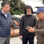 新業(yè)建設(shè) 蕭智夫 建築師(左一)偕同建築團(tuán)隊，親赴臺中大肚原木工廠，挑選合適的欖仁木，作為建案公共空間傢俱。