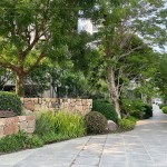 擁有大基地並設(shè)計(jì)蜿蜒的綠意廊道，猶如住進(jìn)一座大型公園裡，時(shí)刻享受著大自然的芬多精。