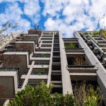 仰望大塊森鄰的複層陽臺，藍天、綠意與建築交織的美好，讓自然走入生活空間，是新業(yè)對永續(xù)環(huán)境的一種實踐。