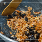 將餡料下鍋炒香，香味即刻飄散滿室，放入調味料、加水，大火滾沸後轉小火加蓋15分鐘，開蓋收汁、盛盤。