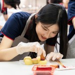 在製作好的小月餅印上代表吉利祝福的圖案，也象徵著團(tuán)圓與幸福。