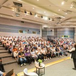 講師幽默風(fēng)趣的笑談『無(wú)畏的舞臺(tái)人生』，透過(guò)各種方式傳承臺(tái)灣本土藝術(shù)，期望將歌仔戲推廣到世界各個(gè)角落。