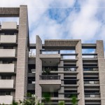 遠(yuǎn)方眺望建築外觀(guān)，使用不同顏色的磁磚進(jìn)行混色搭配，建築顯得更立體，並具有獨(dú)特品味。(圖為 新業(yè)–大塊森鄰 實(shí)景圖)