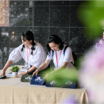 身穿白T的新業(yè)同仁，早早抵達現(xiàn)場，盡心且盡力的佈置場地，讓住戶能順利流暢的領(lǐng)票，等待開演時間的到來。