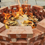 儀式尾聲，金紙化為星點火光，將敬意與祈福送往天際，為上樑典禮劃下美好句點。