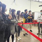 新業(yè)營建、客服、設(shè)計(jì)團(tuán)隊(duì)與YKK團(tuán)隊(duì)，一同於兆立風(fēng)雨實(shí)驗(yàn)室，進(jìn)行氣密窗的氣密性、水密性及抗風(fēng)壓性能測試。