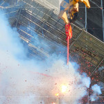 點(diǎn)燃火紅的炮仗，響徹的聲響，繚繞著基地，象徵圓滿吉祥好兆頭。